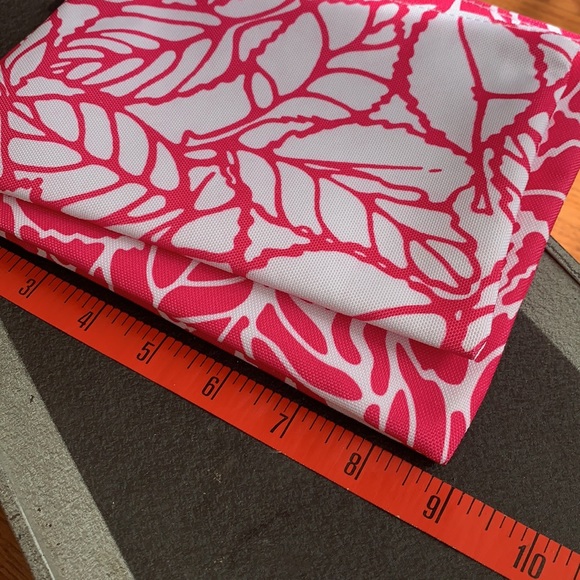 Pair of Clinique cosmetic bags in fuschia - Picture 6 of 7